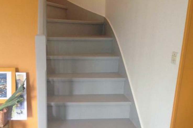 Escalier en bois repeint