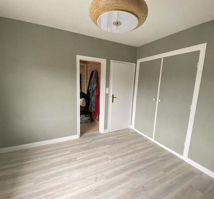 Lino dans une pièce